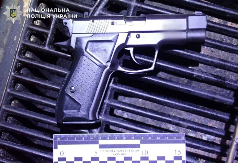 У Києві чоловік влаштував стрілянину на вулиці, є поранена