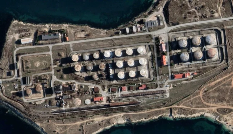 Після нічних атак горять нафтобази у краснодарському краї та біля Севастополя