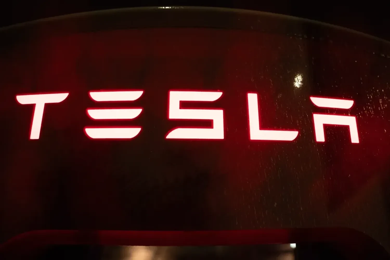 Прибуток Tesla зріс у першому кварталі, Маск анонсував новий Roadster