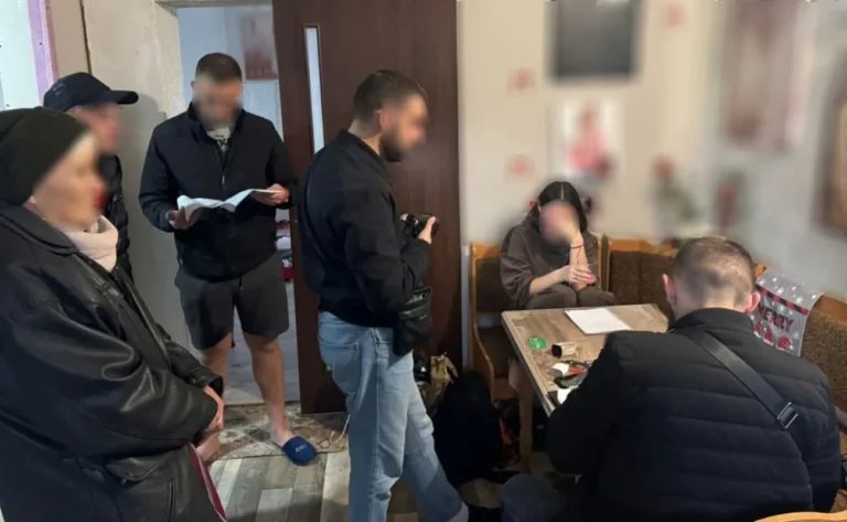 Змушували працювати в еротичному салоні. У Львові затримали двох сестер за підозрою в експлуатації неповнолітньої