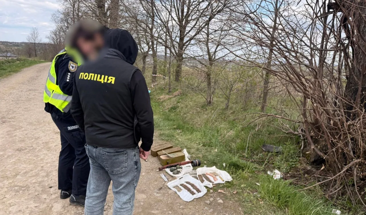 В Україні виявили 20 схронів і вилучили понад 1000 одиниць зброї - поліція показала кадри