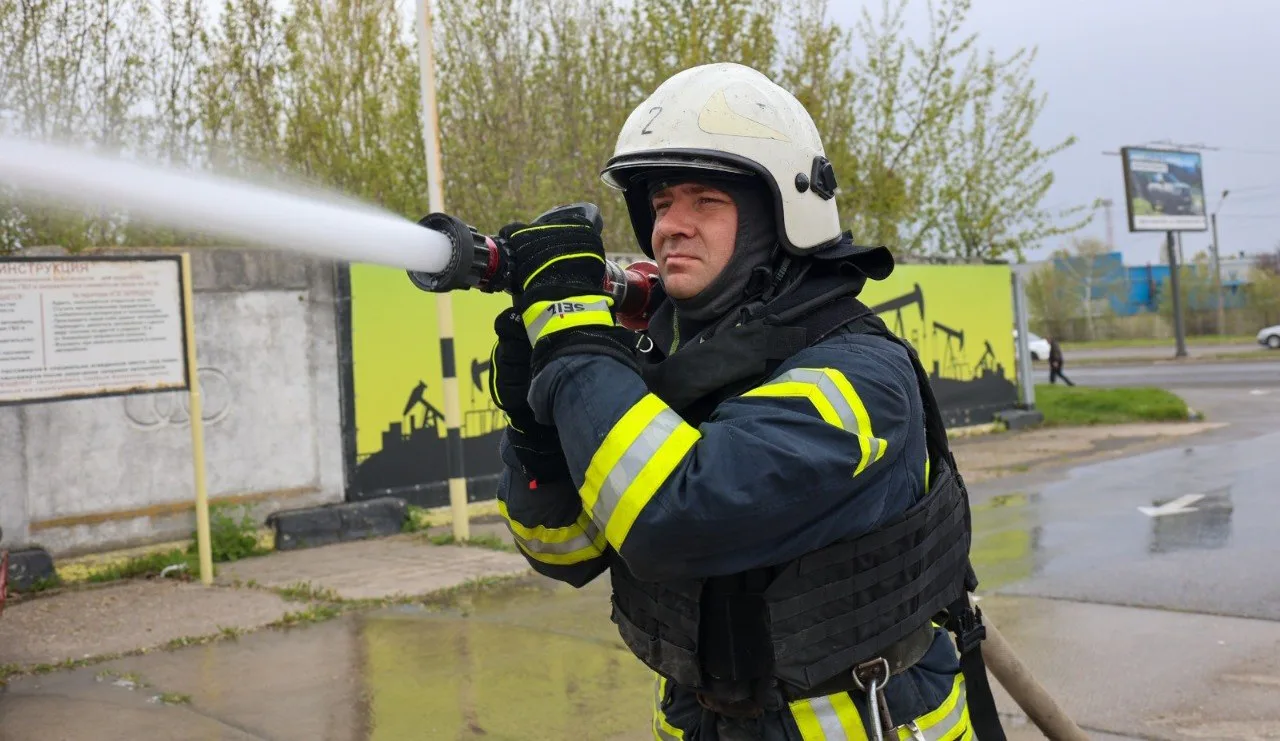 Дрони рф вдарили по АЗС на Харківщині, пошкоджені авто, є поранені - ДСНС