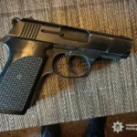 У Києві жінка вистрелила у чоловіка через зауваження про шум у дворі – поліція43-річна киянка поранила 27-річного чоловіка в руку та живіт після зауваження про шум. Поліція затримала зловмисницю, їй загрожує
до семи років тюрми.Київ • 18 травня, 05:29 • 4270 перегляди
