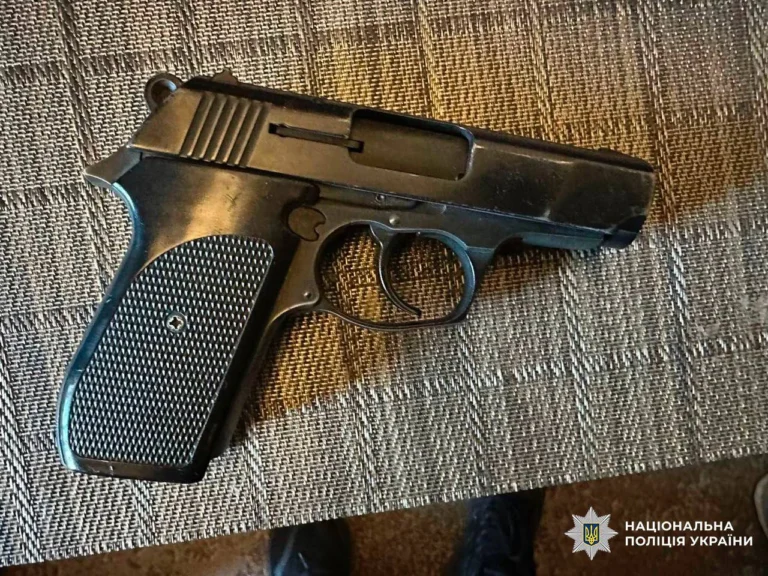 У Києві жінка вистрелила у чоловіка через зауваження про шум у дворі - поліція
