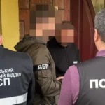 На Львівщині посадовець за 12 000 доларів обіцяв "викупити" чоловіка з ТЦК – його затрималиДБР викрило голову відділу Центру пробації, який вимагав гроші за звільнення особи від мобілізації. Фігуранту загрожує до п'яти
років позбавлення волі.Суспільство • 18 травня, 14:15 • 2388 перегляди