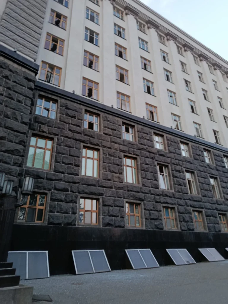 Під час масованої атаки рф на Київ пошкоджено будівлю Кабміну - Свириденко