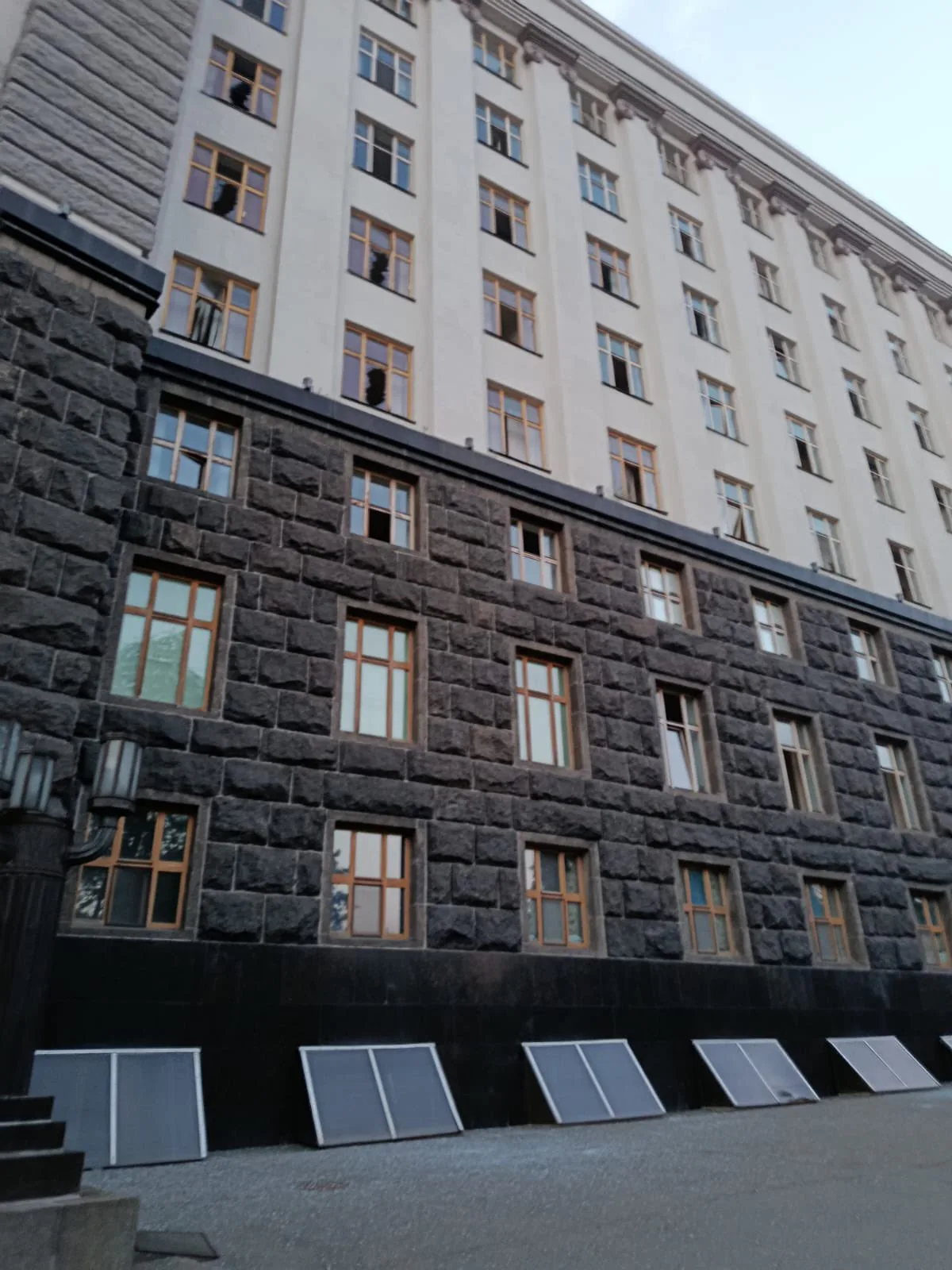 Під час масованої атаки рф на Київ пошкоджено будівлю Кабміну - Свириденко
