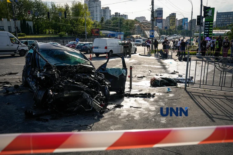 Mercedes влетів у підземний перехід у Києві: усі деталі та ексклюзивний фоторепортаж з місця смертоносної ДТП