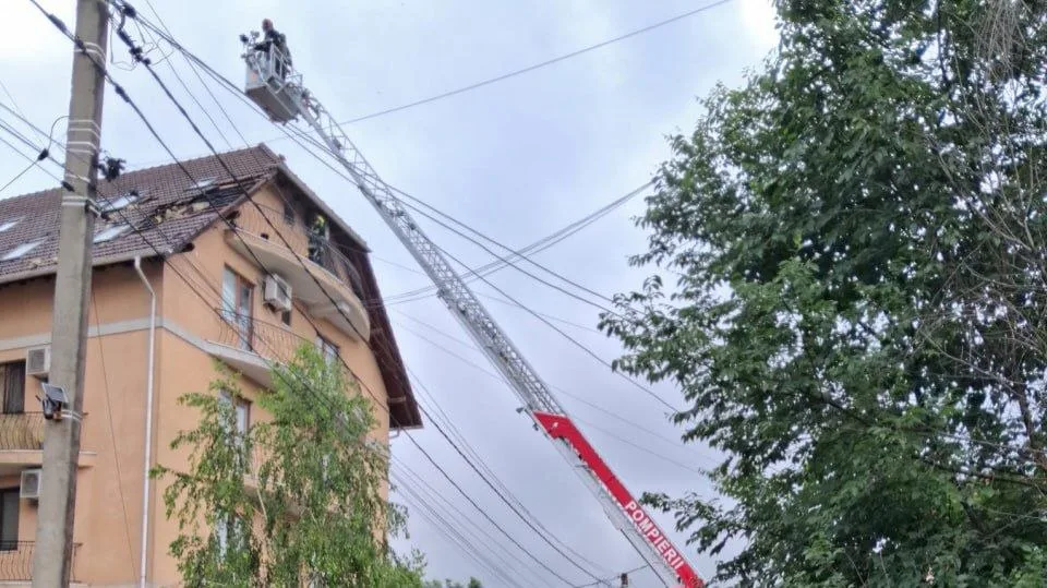 У Кишиневі після удару блискавки спалахнув житловий будинок, евакуювали 15 людей
