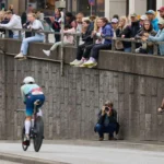 На велоетапі Ironman у Гамбурзі десятки спортсменів масово пробили шини через металеві уламки