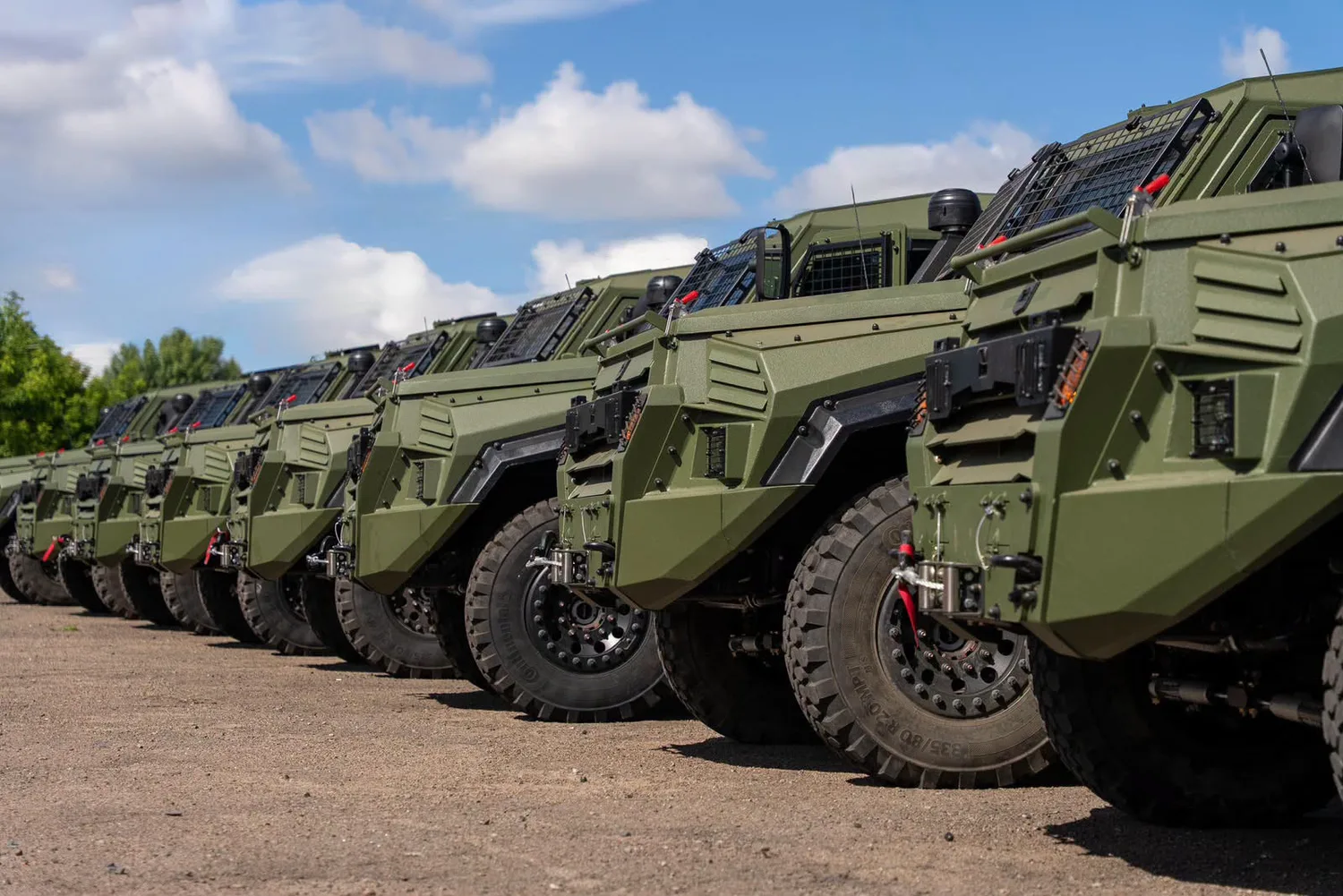 Перші 13 броньованих авто для евакуації поранених прибули в Україну - Ляшко