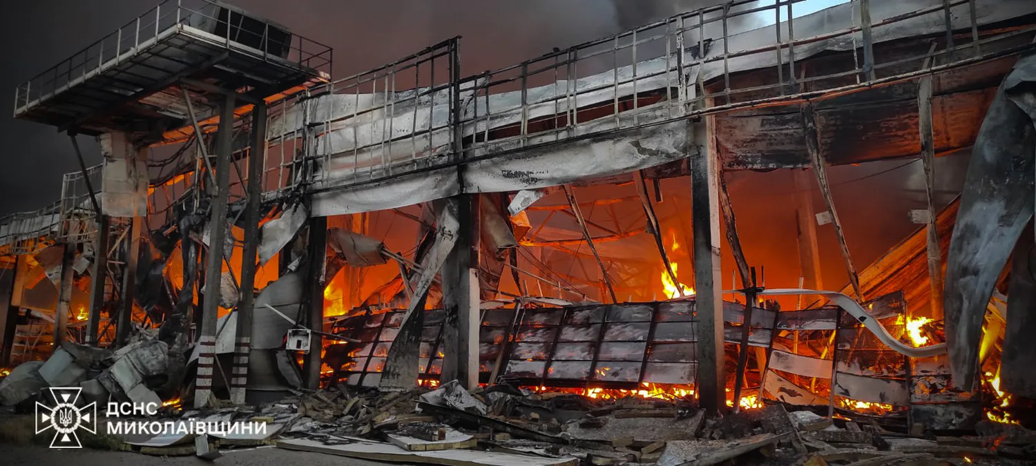 росія атакувала будівельний супермаркет на Миколаївщині, масштабну пожежу загасили