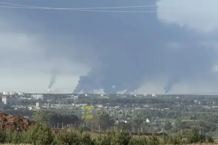 Зеленський про нові ураження російських НПЗ: українські далекобійні санкції сьогодні досягли 1500 км від лінії фронту