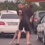 Бійки за бензин, ночівлі поблизу АЗС, просверлені баки – як в рф відчувається дефіцит пального У рф через дефіцит пального люди встановлюють палатки біля АЗС та б'ються в чергах. Деякі росіяни свердлять бензобаки автівок, щоб
вкрасти пальне.Війна в Україні • 12:36 • 3102 перегляди