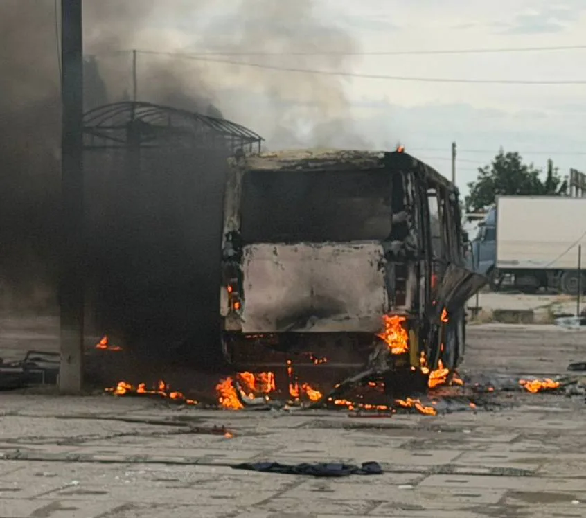 рф атакувала Одесу балістикою: загорілися вантажні й легкові авто, а також маршрутний мікроавтобус