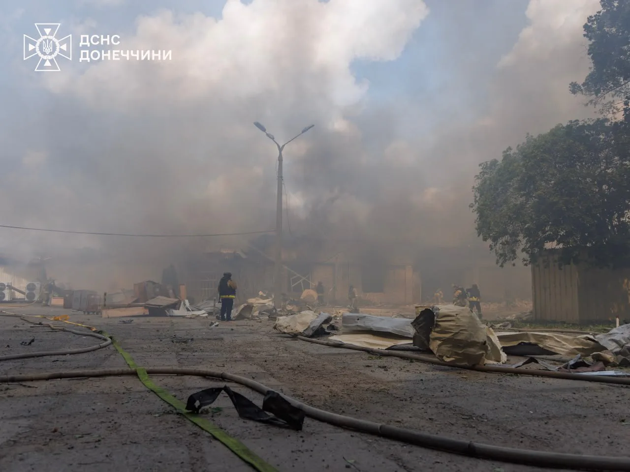 Рятувальники показали наслідки удару рф по Краматорську, де постраждали сім людей