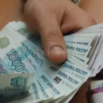 росіяни масово переходять на готівку через війну, відключення інтернету та зростання податків