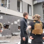Ворог вдарив по багатоповерхівці у Запоріжжі, під завалами є люди 23 липня росіяни завдали удару по багатоповерхівці в Запоріжжі. Під завалами перебувають люди, повідомив голова ОВА.Суспільство • 23 липня, 14:28 • 3280 перегляди