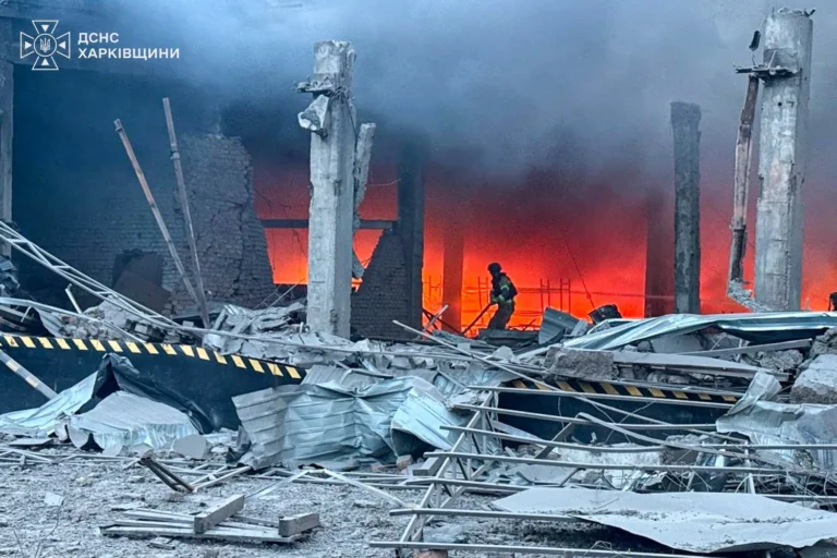 В Ізюмі горіло відділення поштового оператора через удар рф КАБами