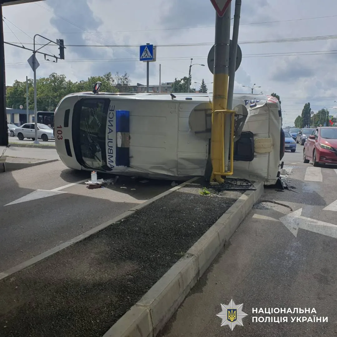 У Харкові перекинулася швидка після зіткнення, постраждали водій та парамедик