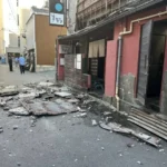 Землетрус у Японії: повідомляється про загиблих в торговому центрі, обвалився міст і зійшов з рейок поїздУ місті Кумамото після потужного землетрусу обвалився торговий центр Aeon Mall, підтверджено загибель кількох людей. Також зійшов
з рейок поїзд на станції Яцусіро, обвалився міст та частина замку Кумамото.Світ • 28 липня, 12:00 • 3140 перегляди