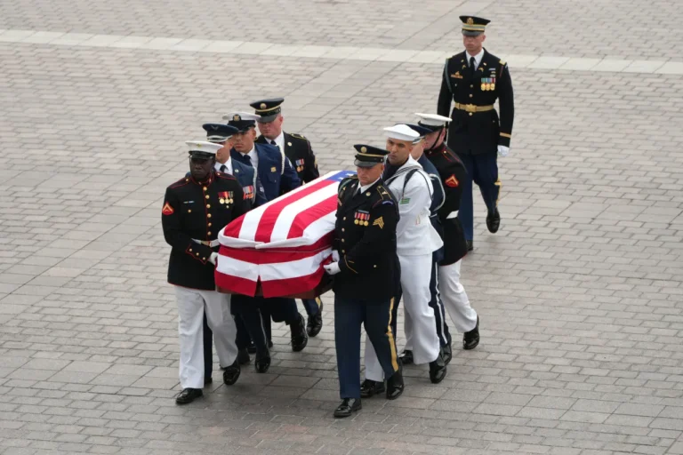 Труну з тілом сенатора Ліндсі Грема внесли до Капітолію США
